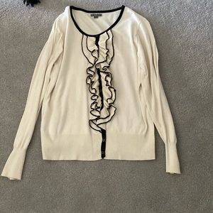 Apartment nine I Richard again with black trim, very elegant size large